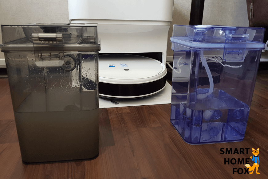 Der Schmutzwassertank und der Frischwassertank stehen nebeneinander auf dem Boden